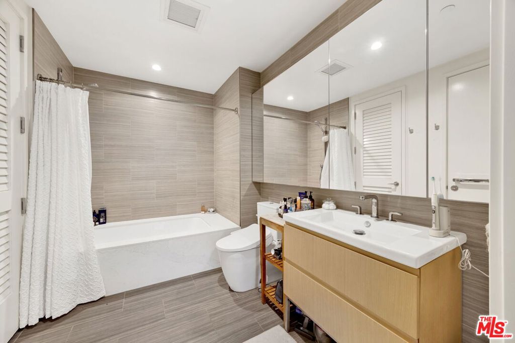 877 Francisco Street 1112 Property Photo 15