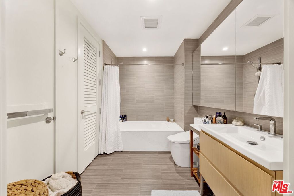 877 Francisco Street 1112 Property Photo 16
