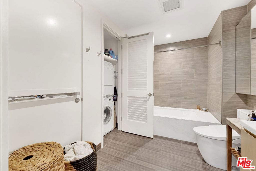 877 Francisco Street 1112 Property Photo 17