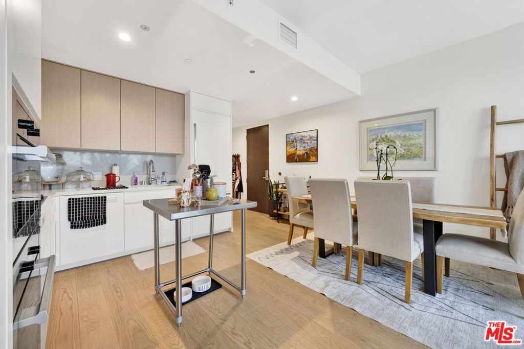 877 Francisco Street 1112 Property Photo 25