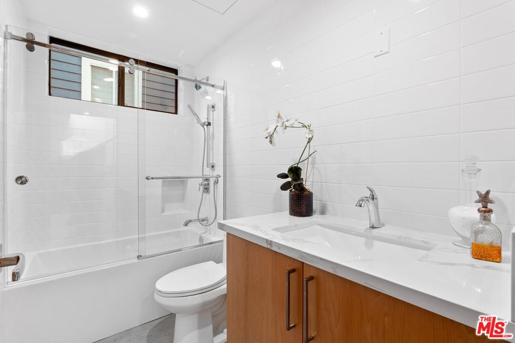 2110 Barry Avenue Property Photo 15