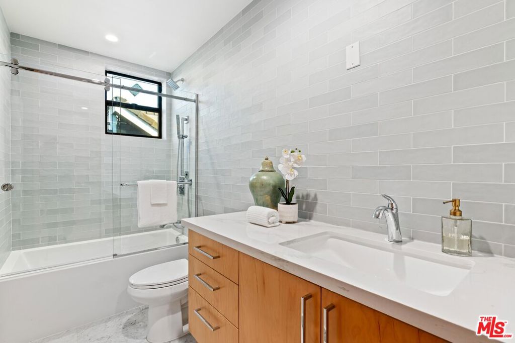2110 Barry Avenue Property Photo 35