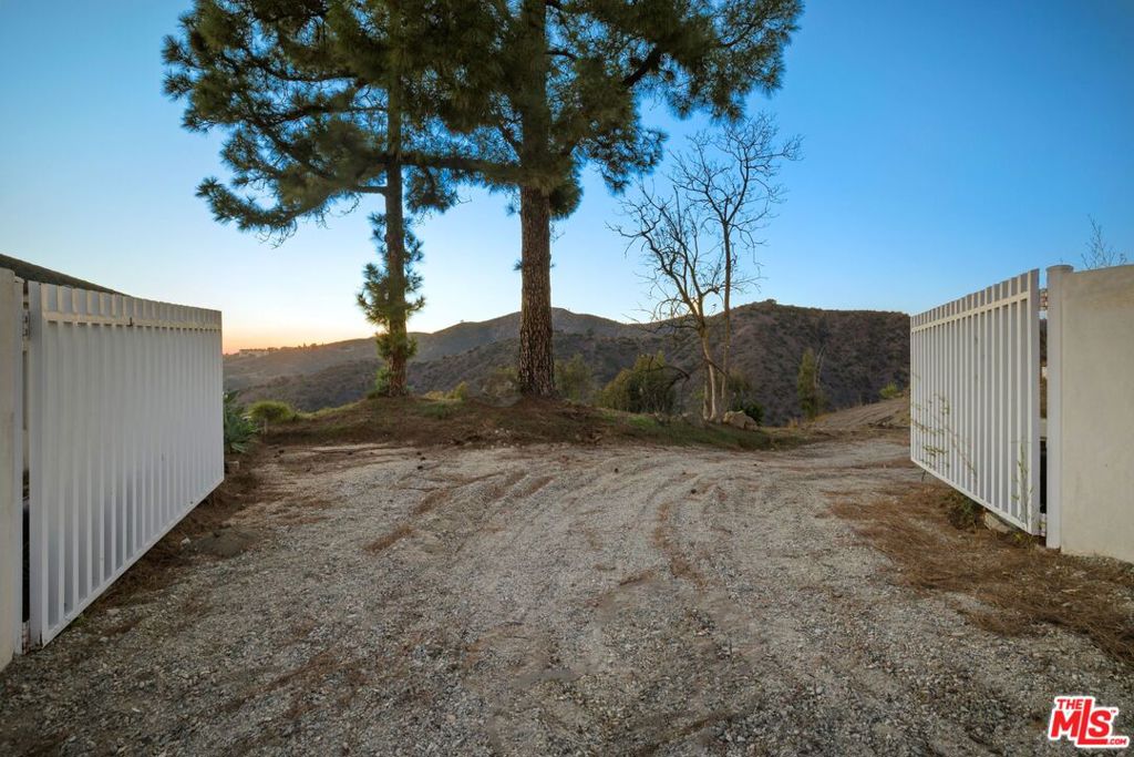 1211 Linda Flora Drive Property Photo 3