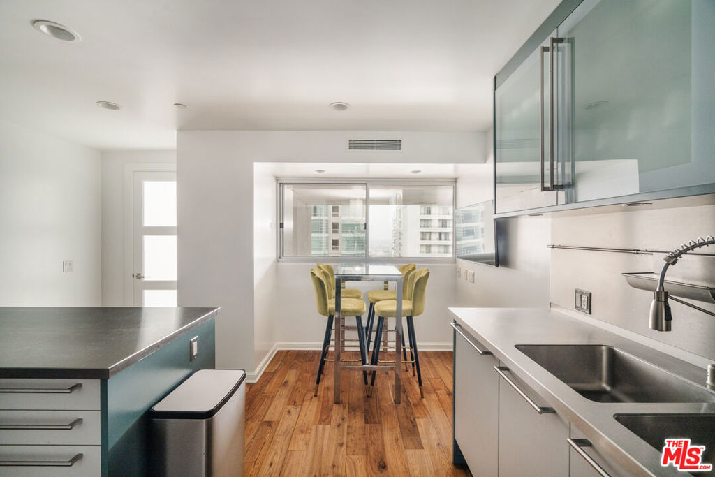 10375 Wilshire Boulevard 11h Property Photo 17