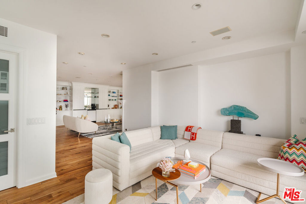 10375 Wilshire Boulevard 11h Property Photo 3