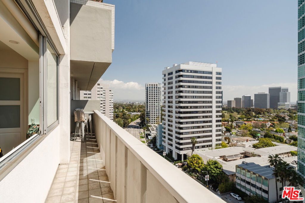 10375 Wilshire Boulevard 11h Property Photo 13
