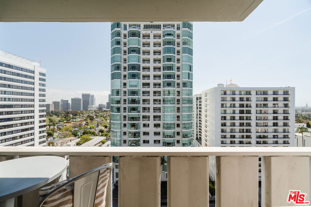 10375 Wilshire Boulevard 11h Property Photo 14