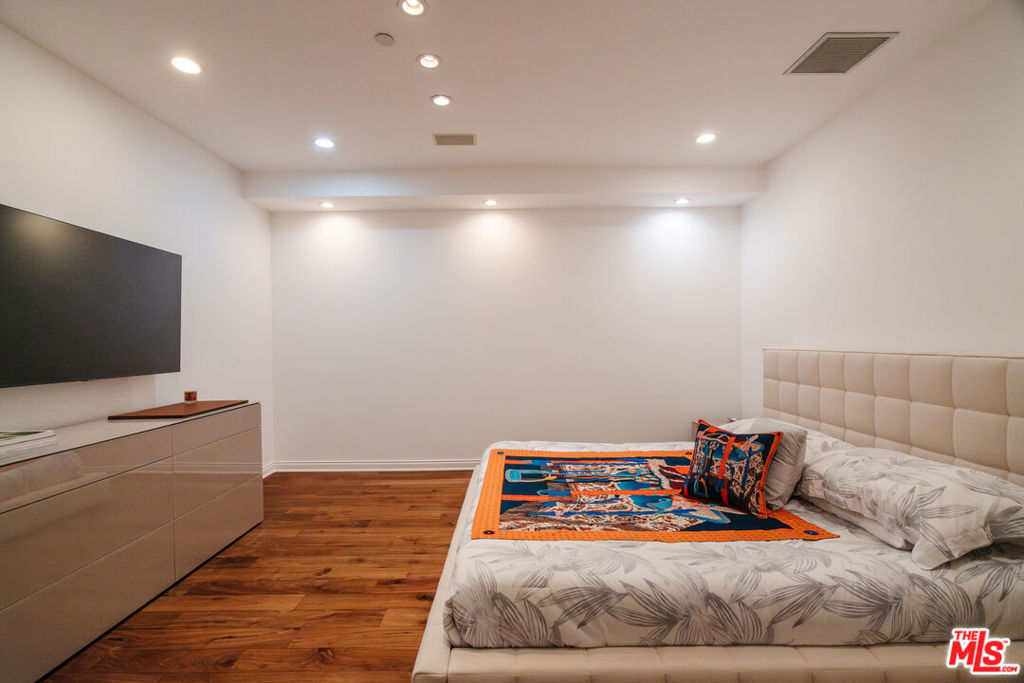 10375 Wilshire Boulevard 11h Property Photo 23