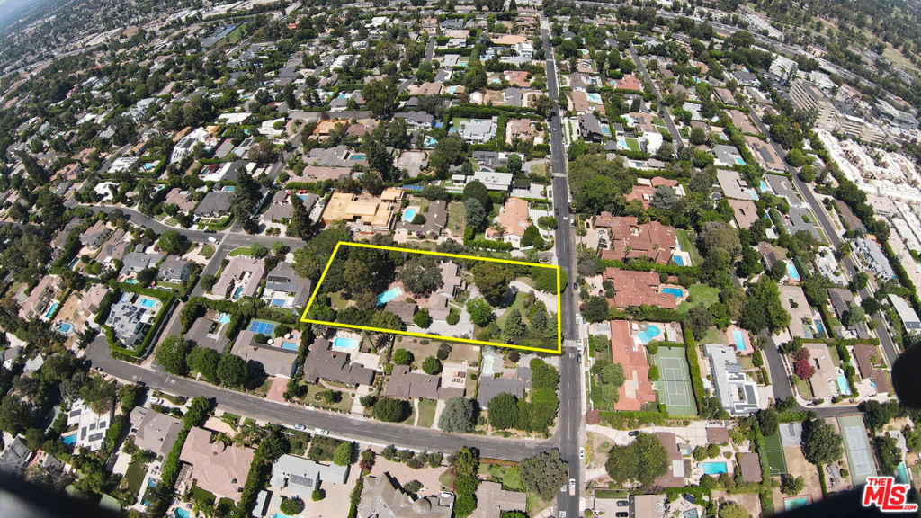 5255 Amestoy Avenue Property Photo 3