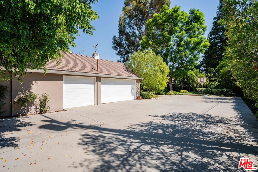 5255 Amestoy Avenue Property Photo 9