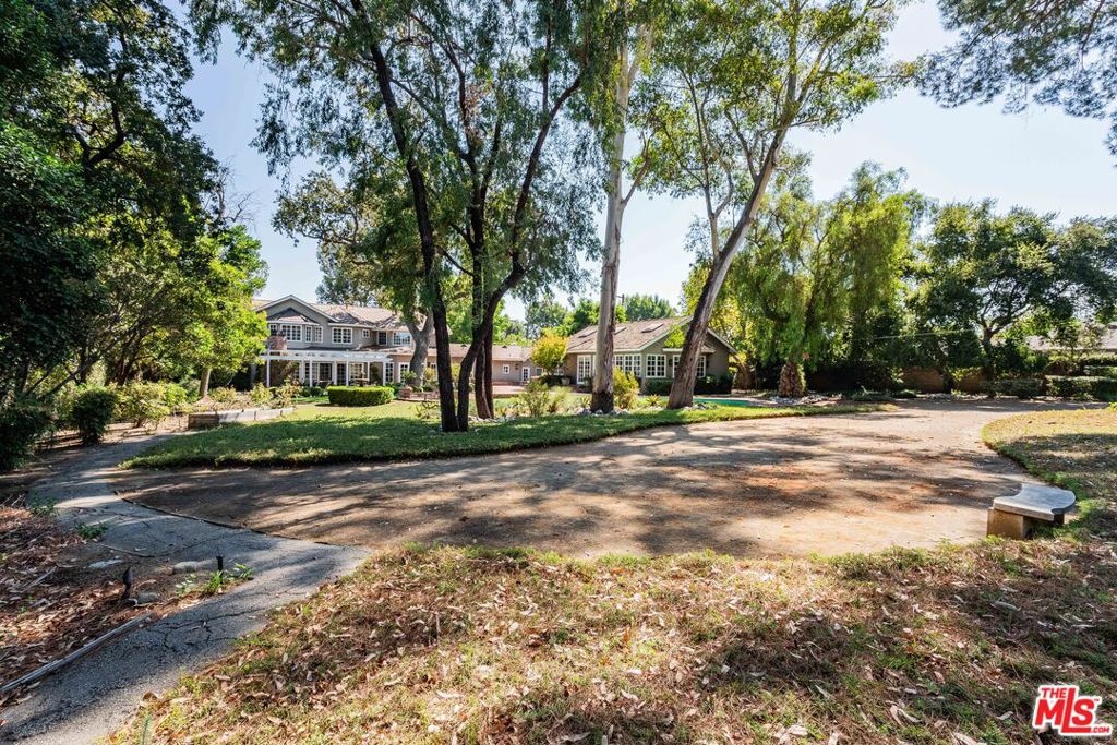 5255 Amestoy Avenue Property Photo 11