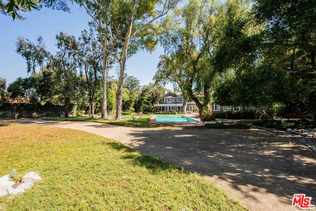 5255 Amestoy Avenue Property Photo 12