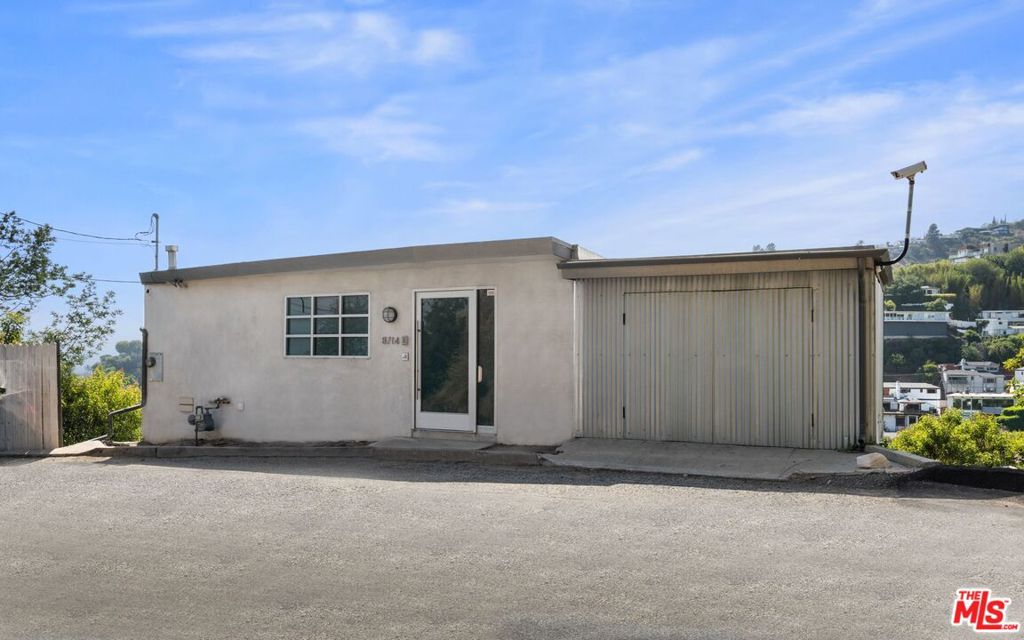 8714 Hollywood Boulevard Property Photo 3