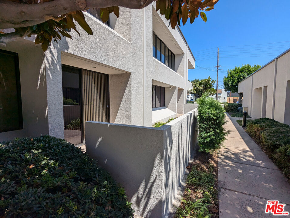 2070 N Tustin Avenue Property Photo 5