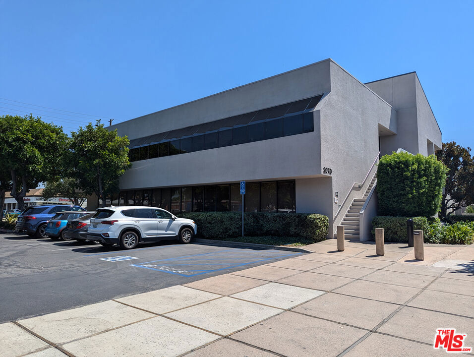 2070 N Tustin Avenue Property Photo 6