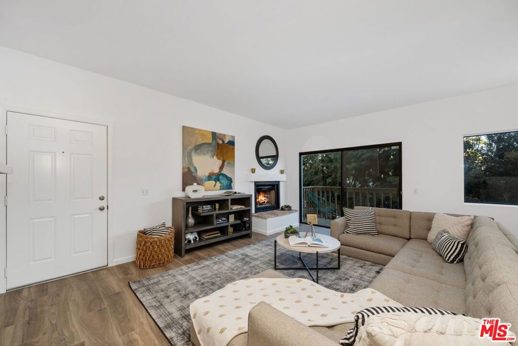 2445 Lake View Avenue Property Photo 4