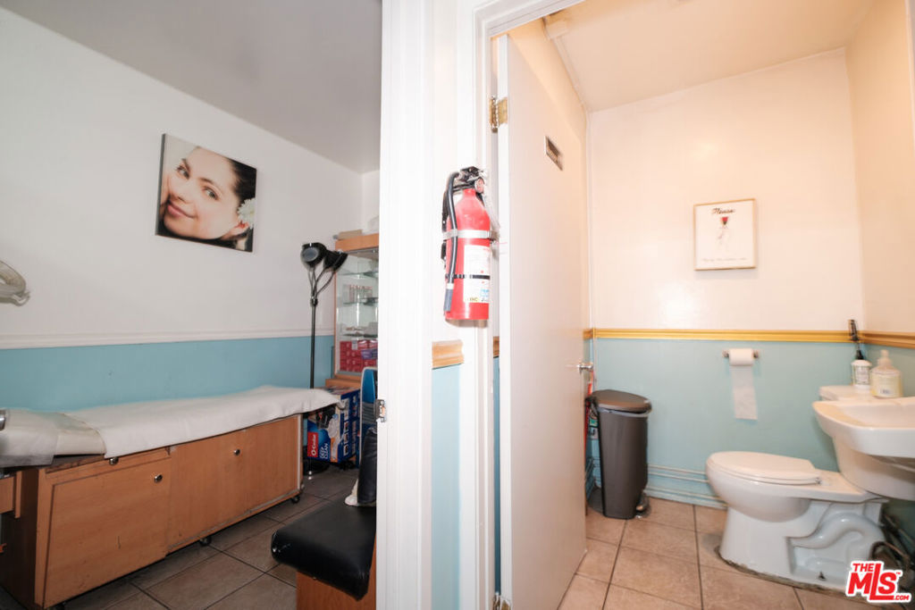 6326 Hollywood Boulevard Property Photo 7