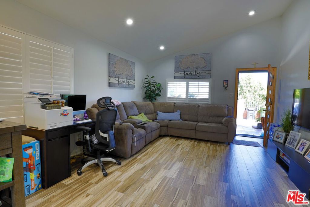 11146 Burton Street Property Photo 32