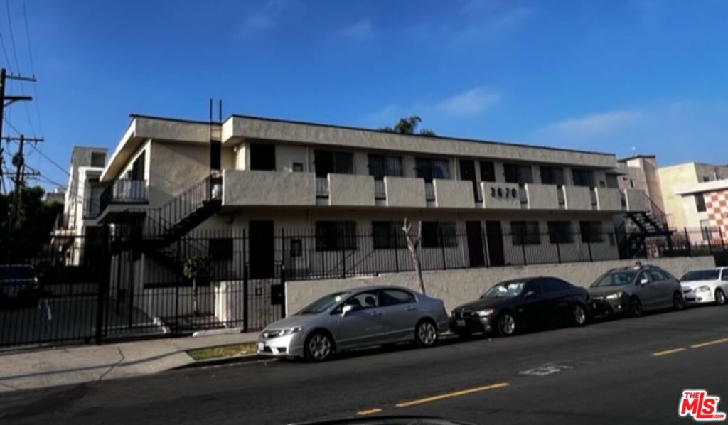 940 S Gramercy Place Property Photo 1