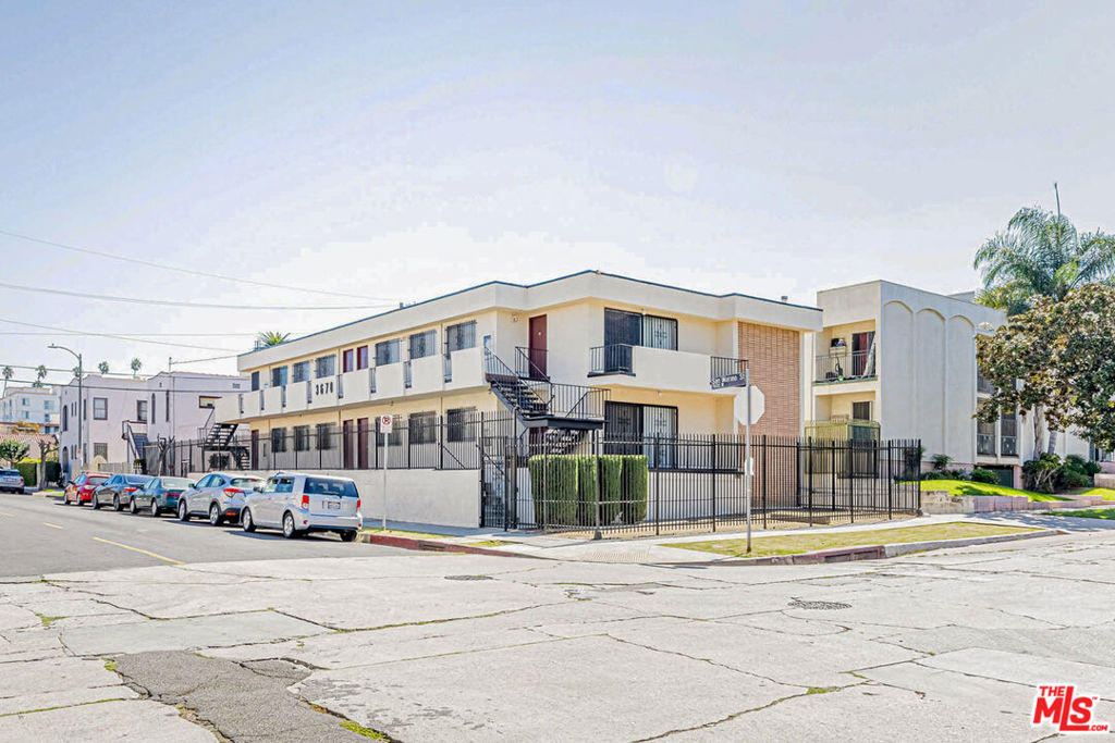 940 S Gramercy Place Property Photo 3