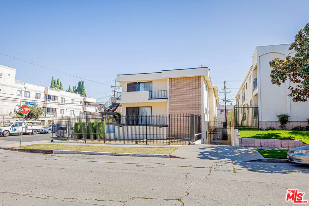 940 S Gramercy Place Property Photo 4