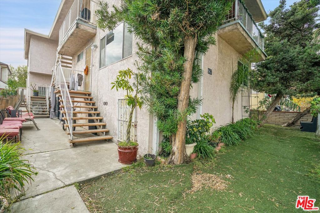667 W 22nd Street Property Photo 3