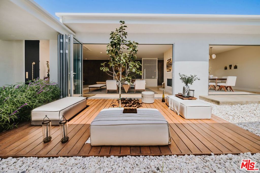 6412 S Holt Avenue Property Photo 4