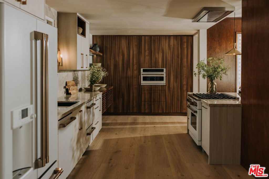 6412 S Holt Avenue Property Photo 12