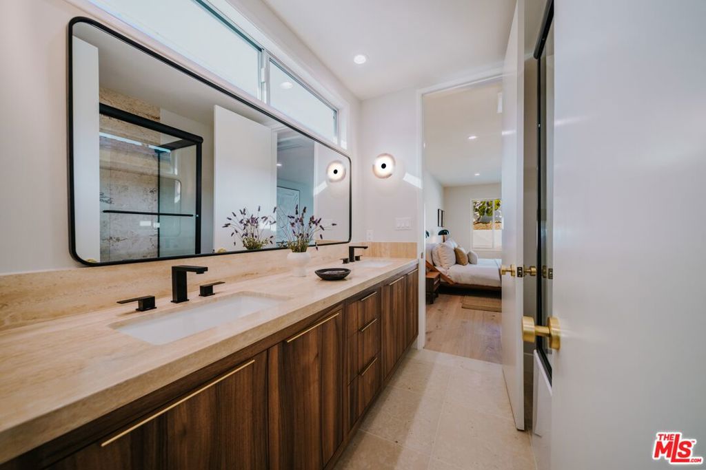 6412 S Holt Avenue Property Photo 19