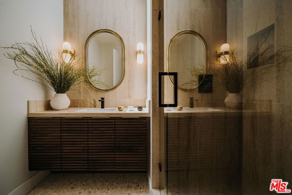 6412 S Holt Avenue Property Photo 22