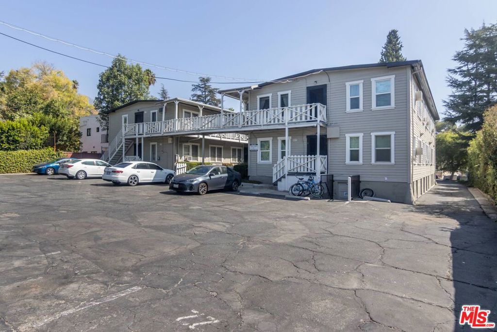 1559 N Hill Avenue Property Photo 8