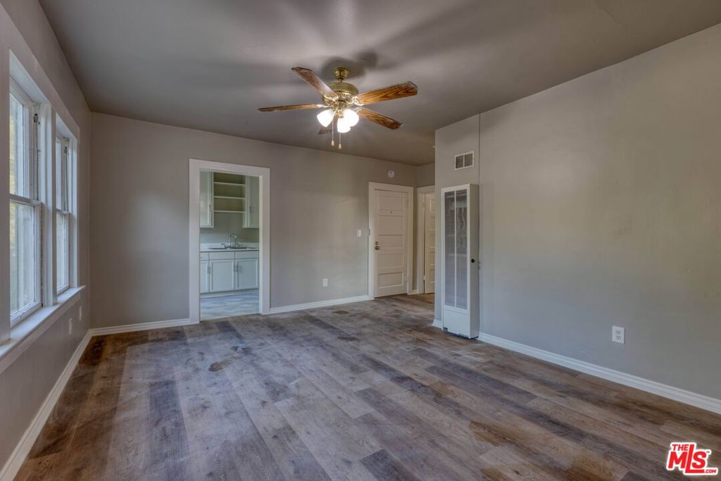 1559 N Hill Avenue Property Photo 31