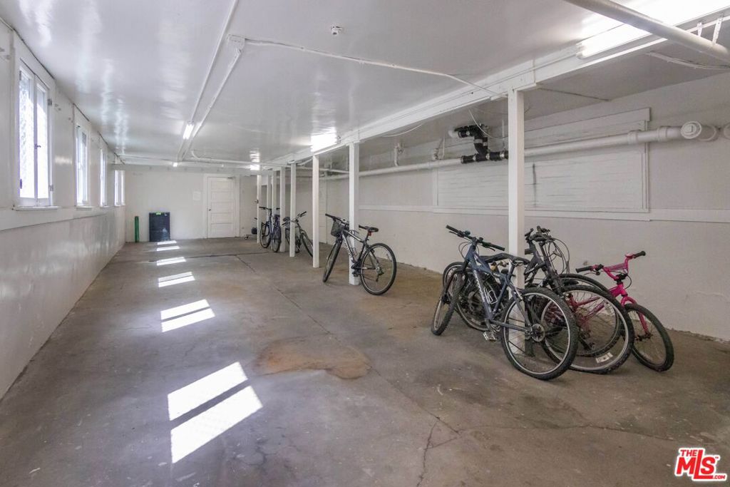 1559 N Hill Avenue Property Photo 33