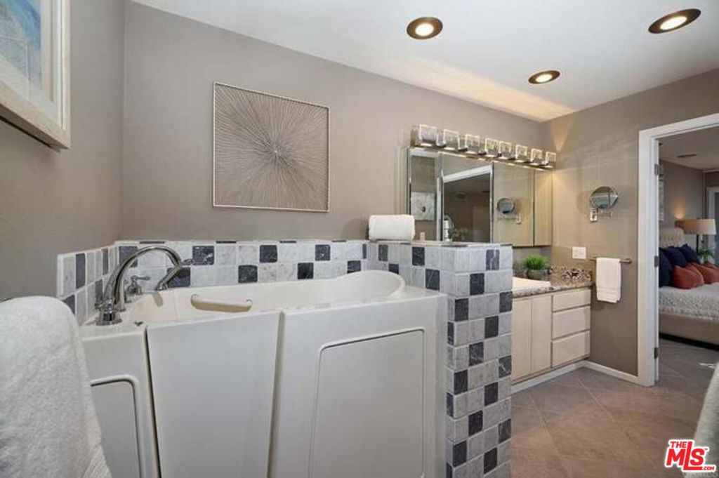 2552 Navarra Drive A Property Photo 19