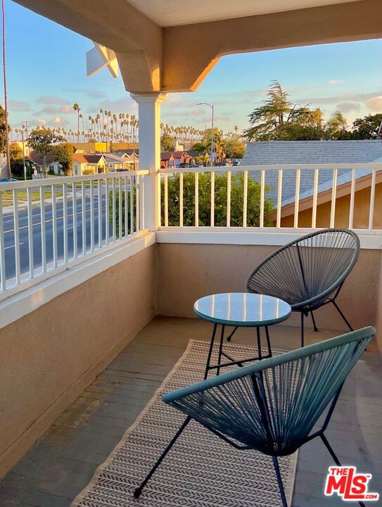 4245 1/2 Arlington Avenue Property Photo 2