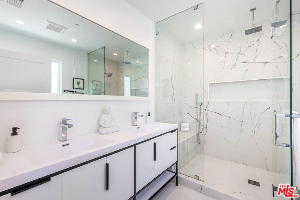 5653 Hazeltine Avenue Property Photo 11