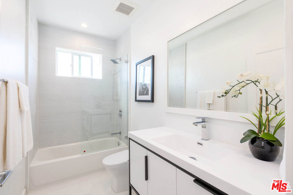 5653 Hazeltine Avenue Property Photo 13