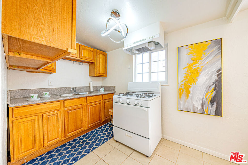 1241 S Kenmore Avenue Property Photo 9