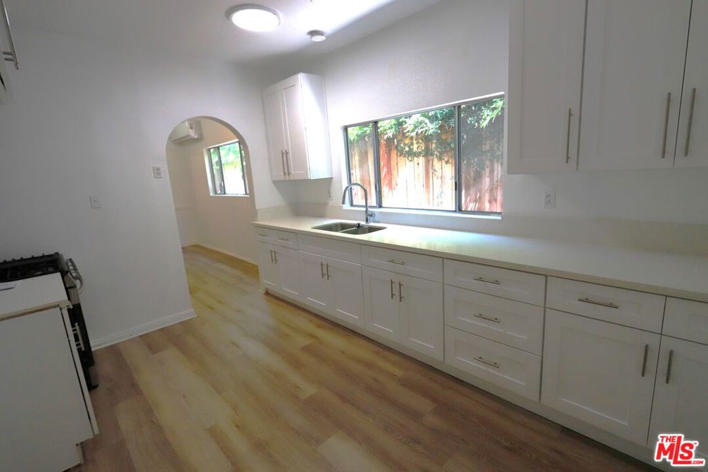 810 N Hobart Boulevard Property Photo 27