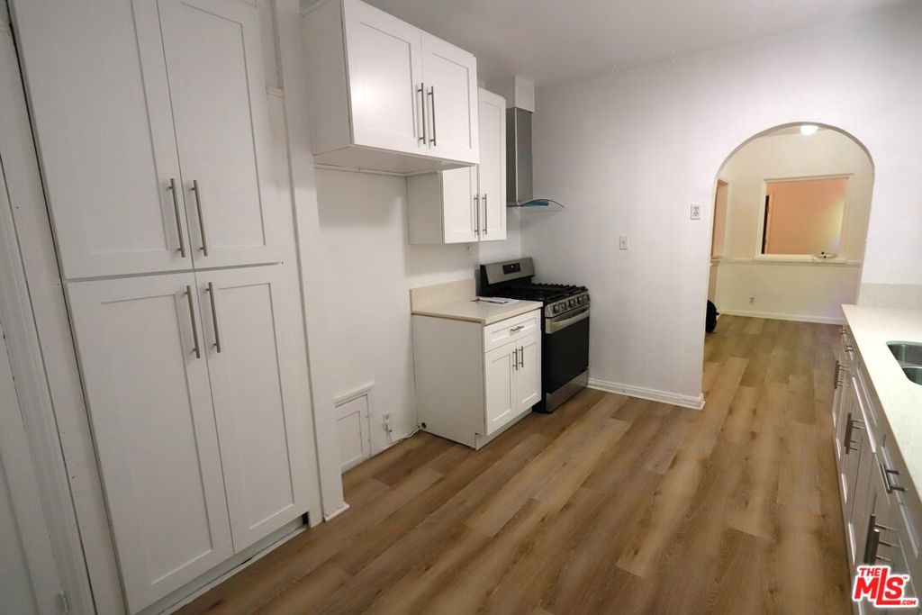 810 N Hobart Boulevard Property Photo 28