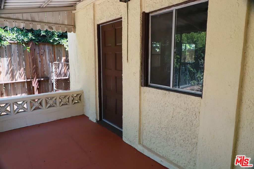 810 N Hobart Boulevard Property Photo 5