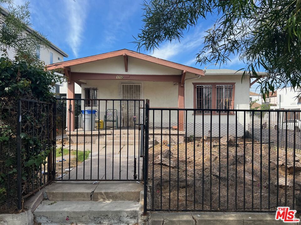 1733 S Longwood Avenue Property Photo 1
