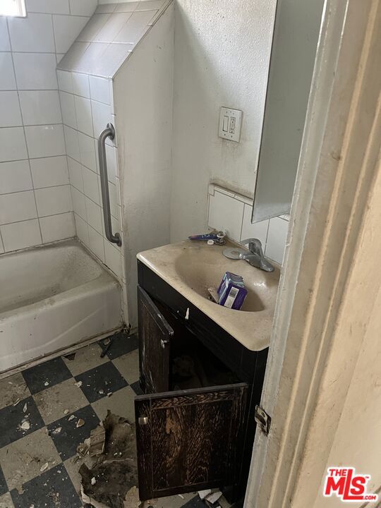 1733 S Longwood Avenue Property Photo 5