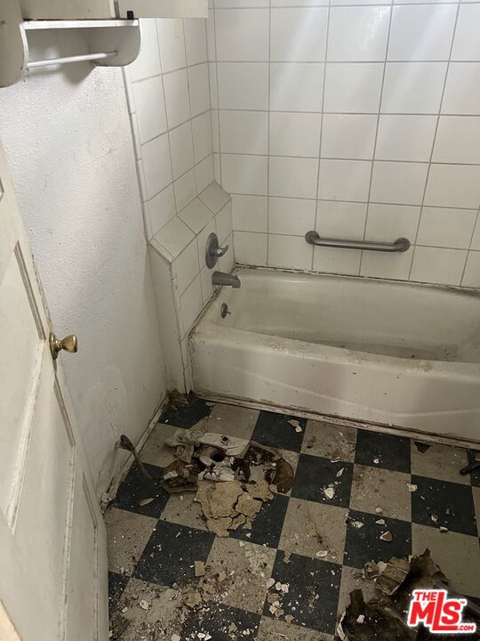 1733 S Longwood Avenue Property Photo 6