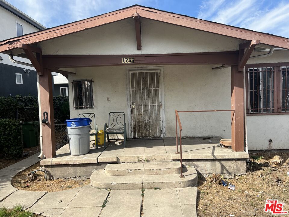 1733 S Longwood Avenue Property Photo 9