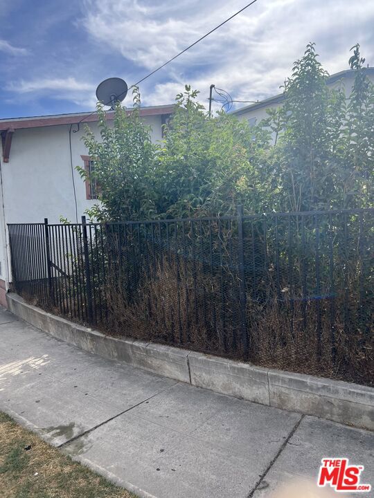 1733 S Longwood Avenue Property Photo 11