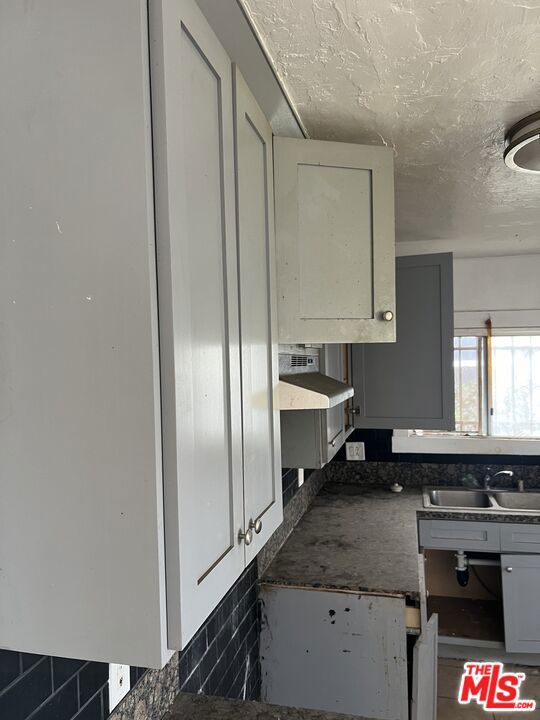 1733 S Longwood Avenue Property Photo 12