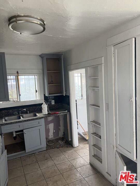 1733 S Longwood Avenue Property Photo 13