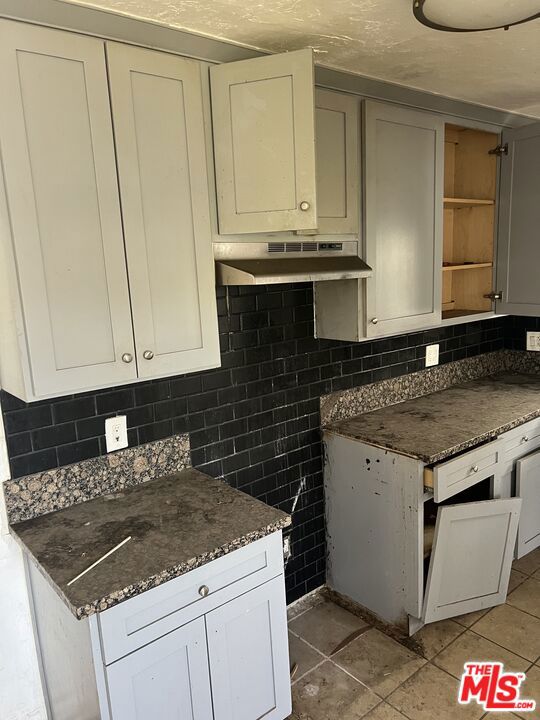 1733 S Longwood Avenue Property Photo 14