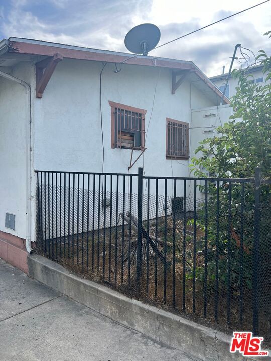 1733 S Longwood Avenue Property Photo 18